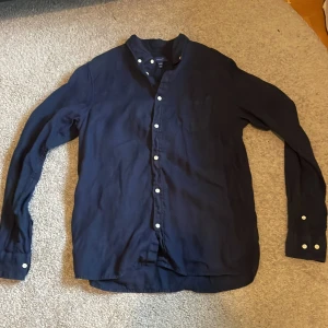 Gant skjorta - Marinblå gant skjorta i mycket gott skick. Använd väldigt fåtal gånger. Storlek 170