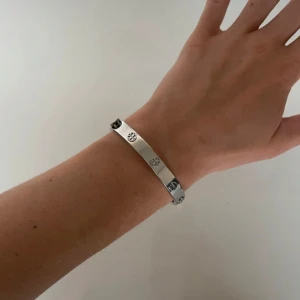 Tory Burch armband - Modell: MILLER STUD HINGE BRACELET, 7MM  OBS: aldrig använt! Inga tecken på slitage.  Fick detta i present så kvitto saknas.  Material: ädelstål  Nypris Tory Burch: 2500kr