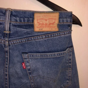 Levi’s 508 ljusdenim stl 30/32 - Skitsnygga slim fit Levis jeans i storlek 30/32! Snygg tvätt och skön passform, skick 9/10  väldigt bra och inga defekter. Hör av er vid frågor eller funderingar!
