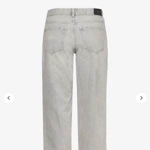 Jeans  - Ett par lågmidjade straight jeans från Gina