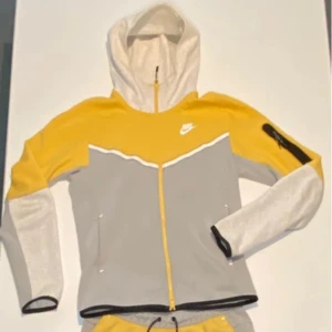 Nike tech tracksuit - Har använt den ett tag de därför jag säljer den så billigt
