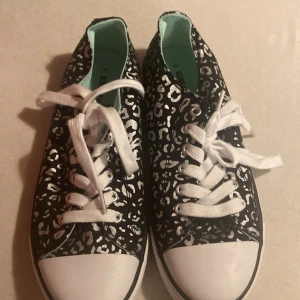 Fina leopard skor ifrån  revolution - Dessa skor är i ny skick dom är Använda ungefär kanske 3 gånger men dom är Som nytt! Och dom är i storlek 39