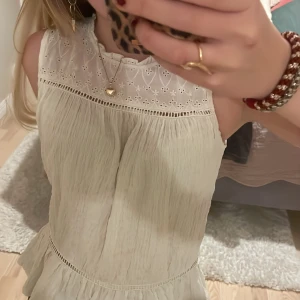 Zara topp -  Super söt volang Zara topp i gräddvit färg! Passar perfekt till m idealen med familjen eller till en middagsbjudning! Passar mig som är xs/s men är k storlek 13-14!🩷🩷