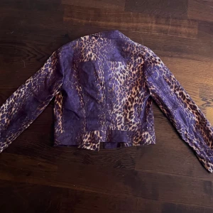 Leopard jacka i denim - Denimjacka i leopard. 