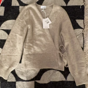 Cardigan - Säljer en helt ny mohair stickad cardigan från &other stories❣️ aldrig använd med prislappar på. Säljer pga att den tyvärr inte passar. Nypris är 890kr. Skriv för fler bilder eller andra frågor!❣️PRIS GÅR ATT DISKUTERA