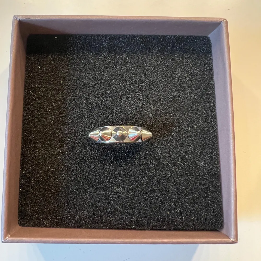 Jättesnygg Edblad ring som tyvärr är förliten för mig. Pris kan diskuteras💕. Accessoarer.