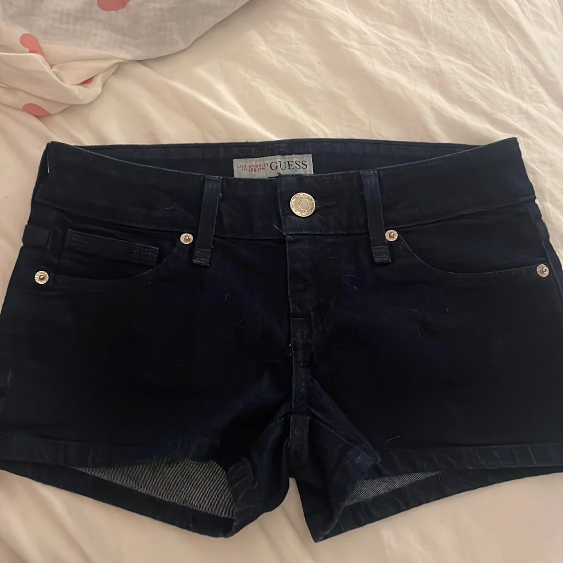 Mörkblåa lågmidjade jeans shorts