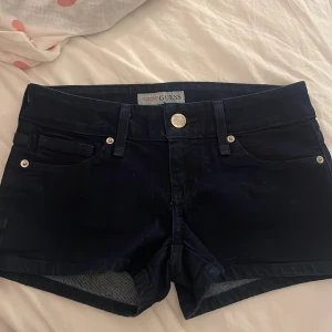 Mörkblåa lågmidjade jeans shorts - Guess shorts, mörkblå jätte snygga jeans shorts. Sitter perfekt för dig som älskar lågmidjat