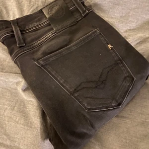Reaplay Anvass jeans - Ett par svarta Replay anbass hyperflex jeans i strl 30/34. Passar perfekt för de som är över 180 cm. Jeansen är aldrig använda.  Hör gärna av dig om du är intresserad!😊