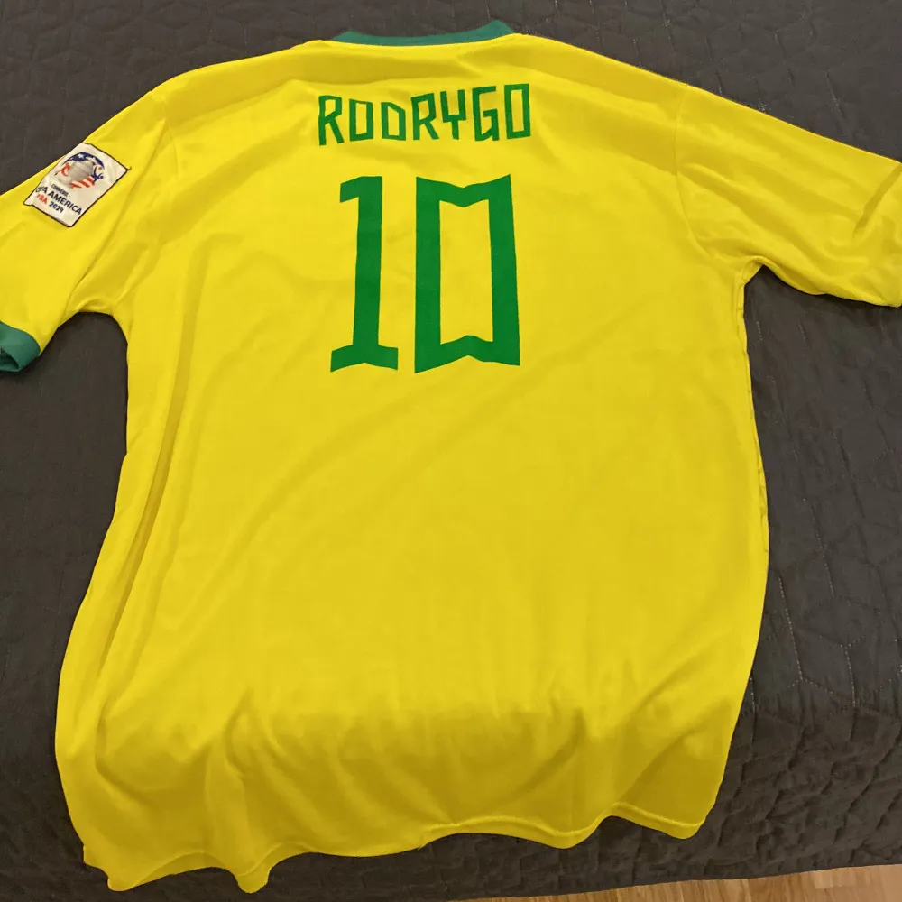 Helt äkta brazil tröja med rodrygo på backsidan storlek M helt äkta och funkar för både tjejer och killar . T-shirts.