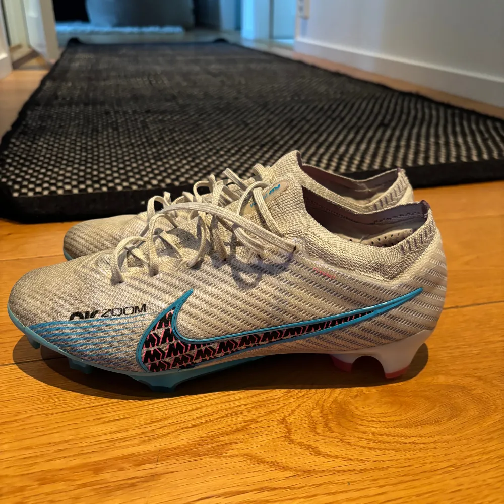 Hej, säljer mina fotbollsskor Nike mercurial vapor 15// då jag inte använder dem längre// väldigt bra skick. Skor.