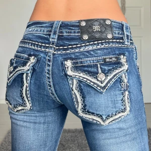 Miss me jeans - Midjemått: 36cm rakt över, innerbenslängd: 76cm, modellen boot