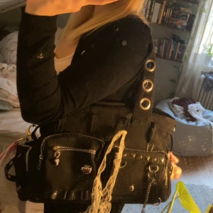 väska - säljer min fina väska som ja köpte på bluefox i sthlm, handklovarna är lite sönder men de går att ta av om man ej vill ha de. bältet har jag tappat bort och banned patchen har jag tagit bort 🫶🏻kan skicka fler bilder om det önskas. köpte den för 550