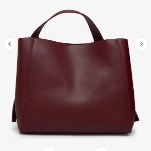 Vinröd väska - Sååååå fin väska ifrån gintricot som tyvärr bara kommit till användning en gång!! Helt ny💕💕❤️❤️🥰🥰