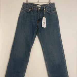 Blå jeans från Gina tricot - Säljer dessa  mörkblåa ginajeans i storlek 36. De är i nyskick och har en straight passform med låg midja. Aldrig använda!