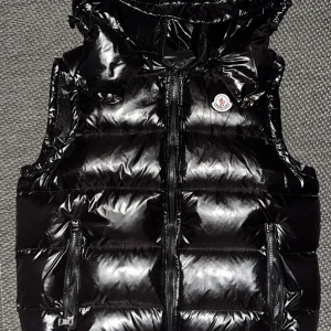 Moncler Väst Svart  - Kvitto finns NFC fungerar såklart Fräsch o fin