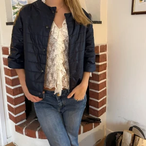 Trekvartsärm jacka - Mörkblå trekvartsärmad jacka i storlek 36. Lik herno jackorna! Perfekt passform med korta ärmar😊 Skriv för frågor eller fler bilder!