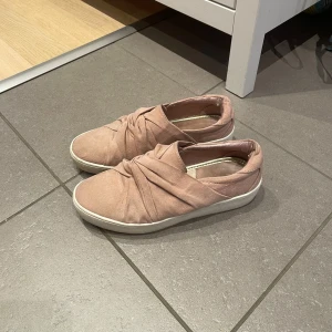 Skor - Lite slitna vid hälarna  Storlek 38