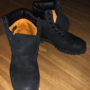 TIMBS BLACK - strlk 46 känns för stora därav säljs dom, använt några gånger.