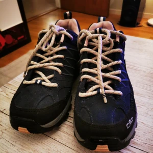 Blå grova promenadskor strl 39 - Jag säljer helt nya vattentäta promenadskor från CMP skor. Aldrig använd då storlek passar inte. Nypris 1200 kr, säljer för 500 kr☺️