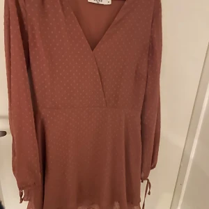 Klänning NA-KD - Använd en gång vid en examens avslutning! Som ny, från NA-KD, skön och perfekt till sommaren! Beige rosa/brun aktig