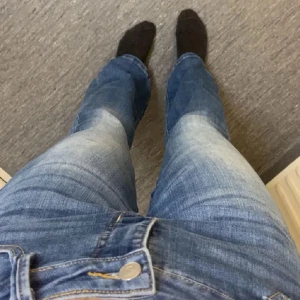 SÖKER JEANS!!🙌💓 - Söker boot cut jeans med måtten: innerbenslängd-84/85cm & midja tvärs över ca 36/37cm💓 Helst inte allt för dyra🙌 Skriv jättegärna till mig om du har