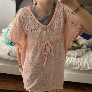Tunika 🌸 - En somrig tunika i en rosa nyans. Superfin & perfekt efter ett bad. 🛁🫧💦 9/10 år stod det på lapp.  Hoppas den kan komma till användning hos dig. 💞