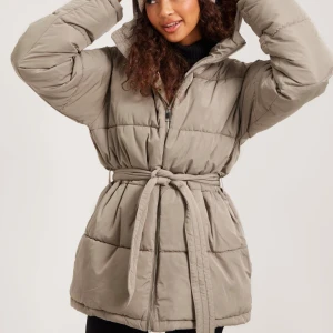 Beige Nelly jacka - Jätte snygg beige jacka från Nelly, som ny använd ett fåtal gånger förra vintern, storlek Xs men passar en S och M