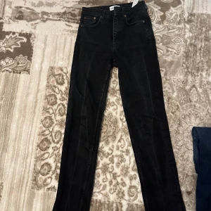 Jeans  - Har använt dom kanske i 1 år men dom har skit bra kvalite, förutom att färgen har gått bort lite så märker man också de på bilden 