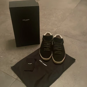 Saint Laurent skor  - Svarta låga sneakers från Saint Laurent SL/06. De mesta OG medföljer, använda men bra skick strl 41 passar 42 bättre. Skriv gärna för fler bilder eller frågor 🙌