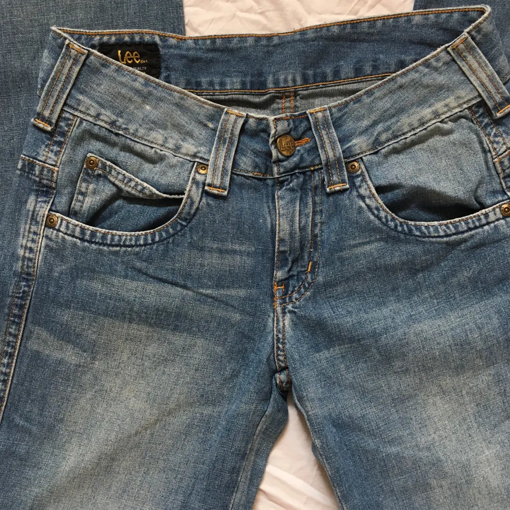 Unika vintage jeans från Lee med ko mönster på baksidan! Obs! Jeansen har ”färgstänk” på ena benet & hål på baksidan av höger byxben . Jeans & Byxor.