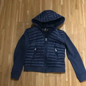 En jott cardigan använd max 10 gånger, storlek xs men passar s med T-shirt under.  Ser ut som en moncler cardigan. Går inte att köpa längre.