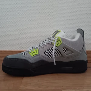Jordan 4 grey and green retros - Helt rena jordans, inte använd alls storlek passar inte, storlek 41 eur, qr kod finns också för bevis på att de är äkta Priset kan diskuteras vid snabbäffar