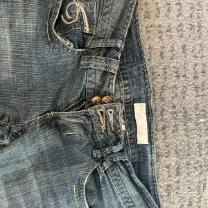 Säljer mina as snygga jeans dom är väldigt lågmidjade och bootcut! Dom är i storlek w25/26. Dom är lagade hos skräddare 1 gång❤️ Jag köpte jeansen för 1800kr❤️ lägg gärna prisförslag!