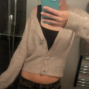 Stickad kofta - Snygg stickad kofta me detaljer storlek xs 