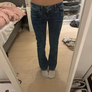 Ett par jätte snygga jeans från LTB och de är i storlek 32, de är mörk blåa, de är low Waits bootcut och jätte snygga!💕