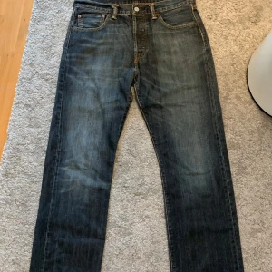 Levis 501 - Feta Levis 501 i färgen washed mörkblå. Bra skick och väldigt snygg washed färg. Skriv ifall du undrar något!
