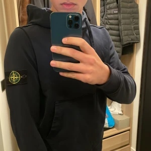 Stone Island hoodie  - Fräsch Stone Island hoodie i mörkblått Använd kanske 10 gånger eftersom den är för liten, hel och ren. Pris kan diskuteras vid snabb handel. Jag är 186cm, väger 75kg. Nypris 3500 Mitt pris 1300