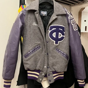 University jacka - Vintage varsity jacka som är köpt utomlands med coola detaljer💜