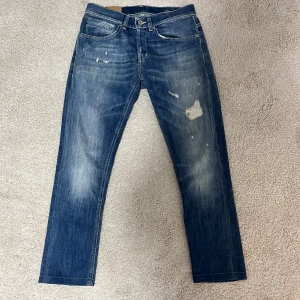 Dondup George Jeans - Säljer dessa blå Dondup jeans i nyskick då de är för korta för mig (Jag är 178cm). De är storlek W29. Nästan helt oanvända med inga defekter. Nypris: 2800kr.