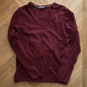 Vinröd tröja - Superfin vinröd tröja från Tommy hilfigher i super skick.