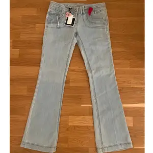 Sååå coola och unika lowwaist bootcut jeans💕💕💕❤️‍🔥❤️‍🔥❤️‍🔥har en liten fläck på baksida benet men inget som syns! säljer då de tyvärr var för små! Skriv för mått