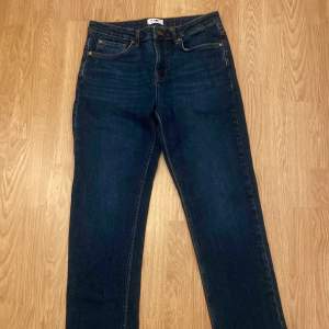 Mörk blå NN07 Jeans  Storlek 30/32 Knappt använda skick 9/10 Orginal pris 1600kr