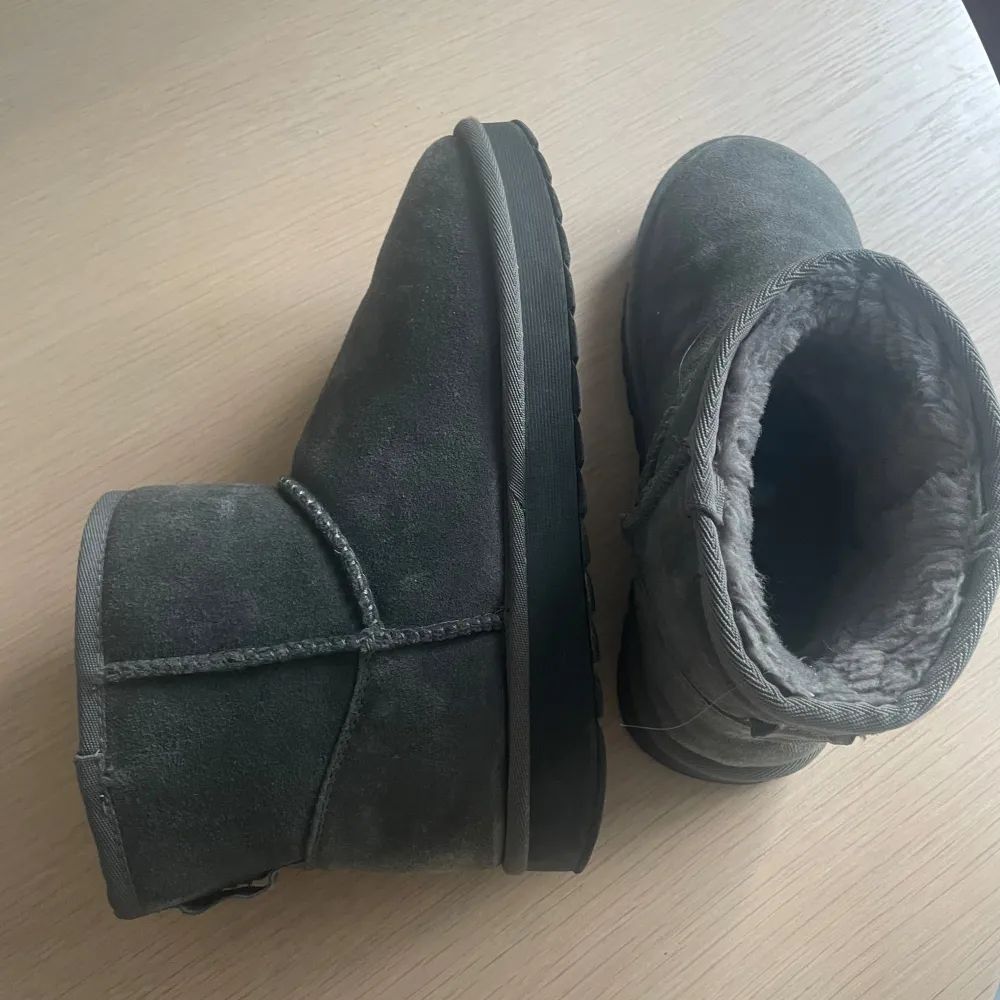 Liknande uggs  Använda men i fint skick!! 💓 är impregnerade så stöter bort fukt  Passar 39-40. Skor.