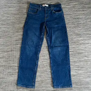 Fräsha Levis jeans i färgen mörkblå,  jeansen passar om du är runt 167-177cm  lång , och om man gillar lite pösiga jeans men ändå inte för mycket  är dom perfekt, ny pris runt 800kr mitt pris 450kr , kan gå ner i pris vid snabb affär