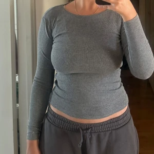 Grå ribbad tröja från FSBN Sister - Säljer en snygg grå ribbad tröja från FSBN Sister i storlek XS. Den är supermjuk och har en tight passform som framhäver figuren. Perfekt för både vardag och fest! Långärmad och i ett stretchigt material som sitter skönt på kroppen. 🩶