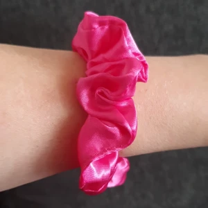 1st scrunchie, Ny Oanvända  - 1st scrunchie, Ny Oanvända 