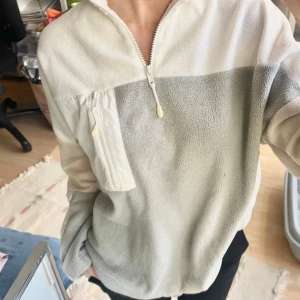 Fleecetröja - Fleecetröja jättebra till hösten, knappt använd💖