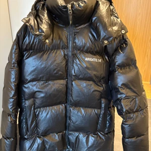 Axel Arigato jacka   - Storlek L men är oversized passform.  Liten skada på armen men syns ej mycket. 