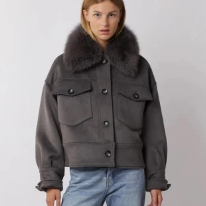 Meotine jacka - Säljer nu min fina meotine jacka, köpt förra året och är sparsamt använd så den är fortfarande i nyskick. Slutsåld på hemsidan, nypris 3500.